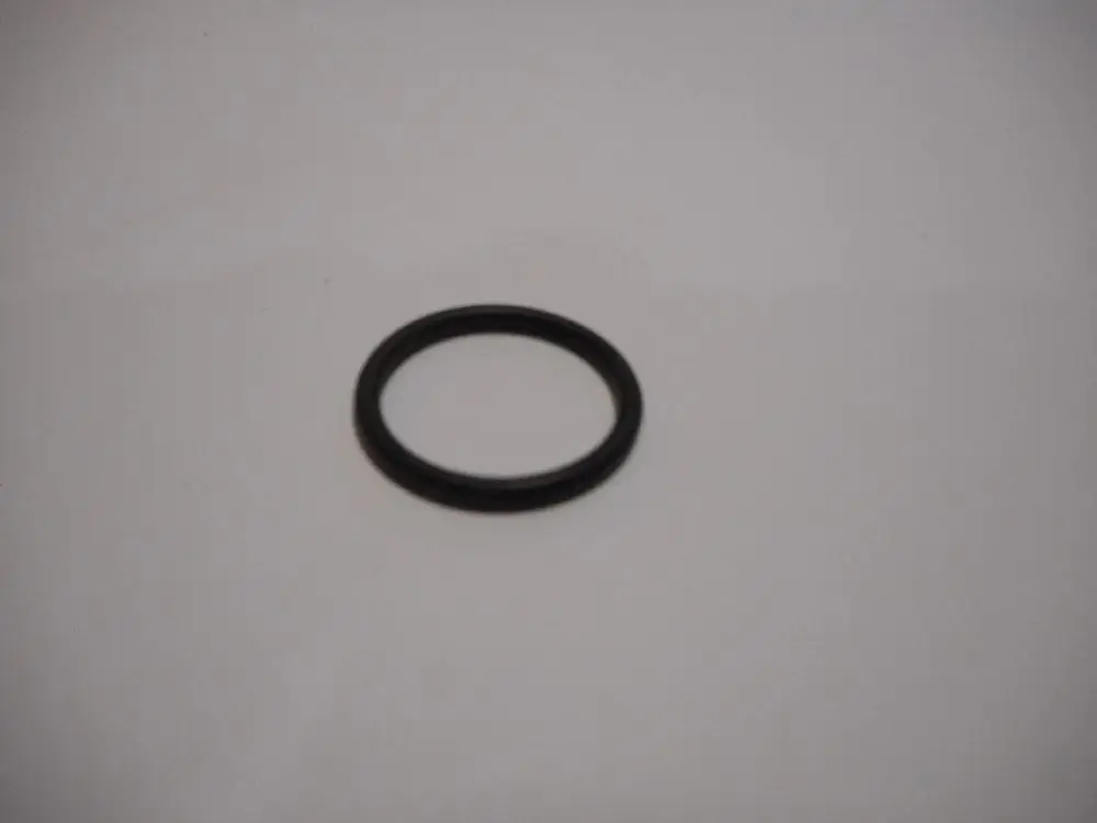 Schwarzer O-Ring auf hellem Hintergrund, als Teil eines Remeha-Produkts verwendet. Der O-Ring hat eine gleichmäßige Form und ist für Dichtungsanwendungen konzipiert.